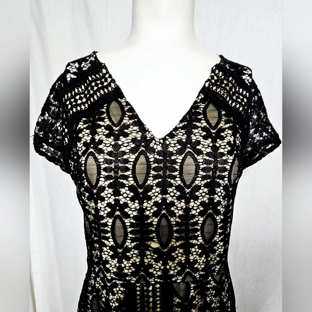 Doe & Rae Black Lace Geo Print V-Neck Short Sleeve Lined Dress Size L NWT‎
